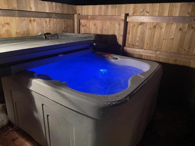 Pond View Pod 3 With Private Hot Tub -fife - Loch Leven - Lomond Hills Lodge